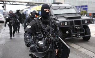 Un policier du RAID sécurise l'aéroport d'Orly, samedi 18 mars, après que des militaires de l'opération Sentinelle ont abattu un homme qui avait volé l'arme de l'un d'eux.
