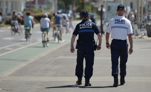 Deux officiers municipaux patrouillent sur la Promenade des Anglais de Nice (Alpes-Maritimes), le 18 juillet 2016.