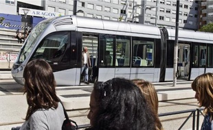 La voie de la ligne T1 du tramway longe de très près le lycée des Arènes.