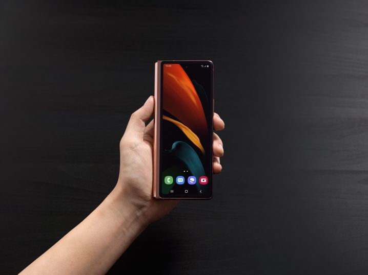 L'écran de 6,2 pouces en façade du Galaxy Z Fold 2.