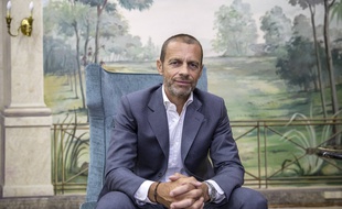 «C’est qui le patron ?», semble dire Aleksander Ceferin, le président de l'UEFA.