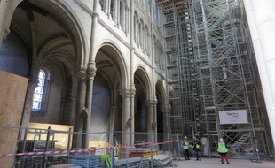 A l'intérieur de la basilique Saint-Donatien, sous la voûte fragilisée.
