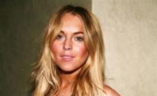 Lindsay Lohan a renoncé à jouer dans un film consacré au psychopathe Charles Manson, a indiqué vendredi son attachée de presse en citant des problèmes d'emploi du temps, alors qu'un blog spécialisé a affirmé que l'actrice américaine avait été récusée par la production.