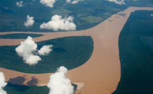 Vue aérienne du fleuve Amazone au Brésil le 12 décembre 2013
