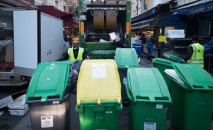Des éboueurs ramassent les poubelles à Paris. (illustration)