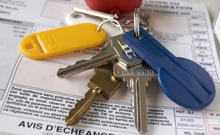 Remise d'un trousseau de clés lors de la location d'un logement.