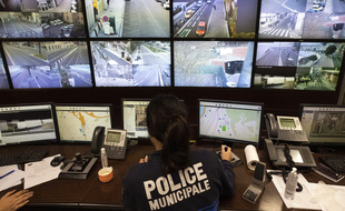 Au centre de supervision urbain de Nice, les agents surveillent la ville à travers les 3.900 caméras