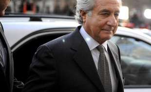 L'escroc Bernard Madoff arrive au tribunal lors de son procès à New York, en 2009