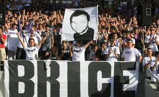 Les supporters du TFC saluent la mémoire de Brice Taton lors du match contre Lorient au Stadium de Toulouse, le 4 octobre 2009.