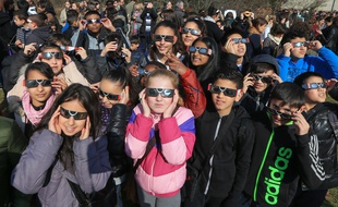 L'éclipse solaire vue dans les jardins du planétarium de Strasbourg. Strasbourg le 20 mars 2015