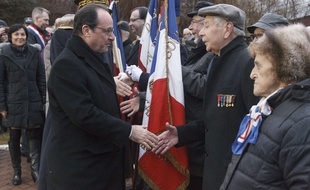 Avant de quitter l'île, François Hollande a déposé une gerbe au monuments aux morts de Saint-Pierre.