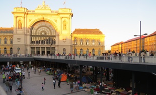 A l'entrée de la gare de Keleti, qui dessert les trains en partance pour l'Allemagne, des centaines de réfugiés attendent de pouvoir quitter la Hongrie.