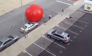 Une boule rouge géante, échappée d'une installation d'art contemporain, a semé la panique dans les rues de Toledo (Etats-Unis) le 20 août 2015.