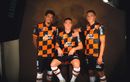 FC Lorient. Le promu dévoile son maillot domicile à damiers, le 1er signé Joma