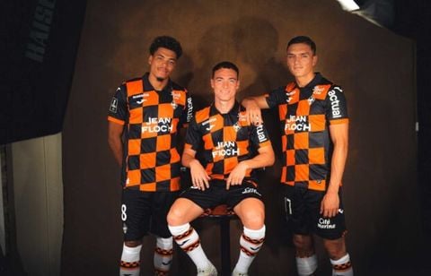 FC Lorient. Le promu dévoile son maillot domicile à damiers, le 1er signé Joma