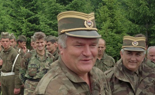 Le commandant en chef de l'armée de la République serbe de Bosnie Ratko Mladic