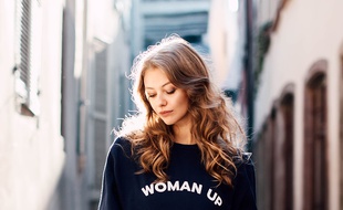 Léa Cuvillier a crée la marque « Rise Up », avec des slogans évocateurs.