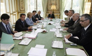 Le président Sarkozy a annoncé lundi le report, probablement d'une semaine, de la présentation du projet de loi contesté sur l'université, afin d'"arbitrer au besoin s'il y a des réticences ou des points à approfondir" avec les organisations syndicales.