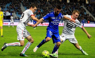 Les Rennais Romain Danzé et Christian Brüls entourent le Bastiais Julian Palmieri, le 13 décembre 2014.