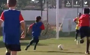 Le jeune Gabriel en pleine démonstration lors du camp d'entraînement organisé par le Barça, le 2 août 2012 au Brésil