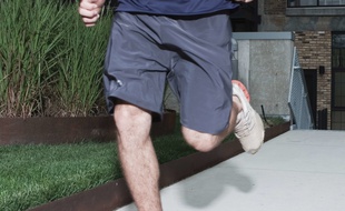 Un homme faisant un jogging (illustration)