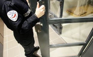 Un policier devant une cellule de garde à vue (Illustration)