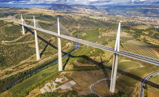 Le légendaire viaduc de Millau, illustration