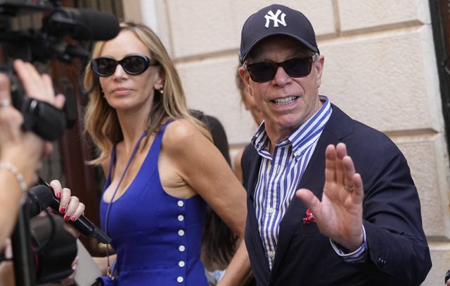 Tommy Hilfiger et sa femme Dee Ocleppo quittent le Harry’s Bar.