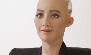 Sophia, un robot humanoïde, a obtnu la nationalité saoudienne.