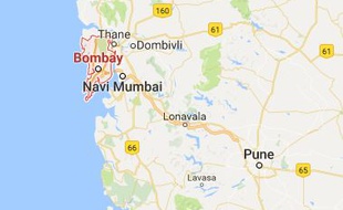 Deux autobus transportant au moins 22 personnes ont plongé dans une rivière au sud de Bombay en Inde.
