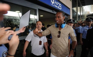 L'international ivoirien Didier Drogba a été accueilli samedi par environ 750 fans en liesse à son arrivée à Shanghai, où il a signé un contrat de deux ans et demi qui devrait faire de lui l'un des joueurs les mieux payés au monde.