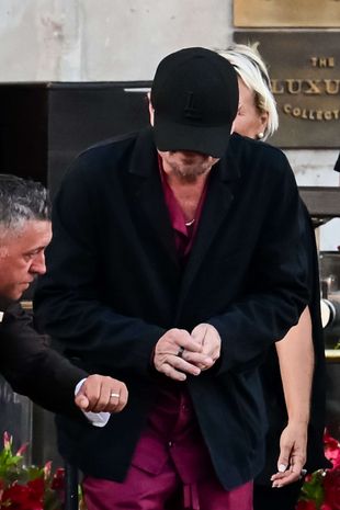 Caché derrière cette sombre casquette, Leonardo Di Caprio.