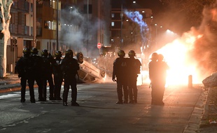 Des tensions sont à nouveau survenues dans le quartier du Mistral à Grenoble, mercredi soir après la marche silencieuse en hommage à Adam et Fatih.