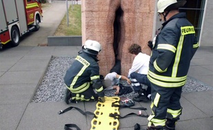 Facheuse posture pour cet étudiant américain coincé dans une sculpture de 32 tonnes représentant une vulve.