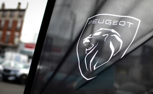 Le logo de Peugeot chez un concessionnaire à Argenteuil, le 18 mars 2021.