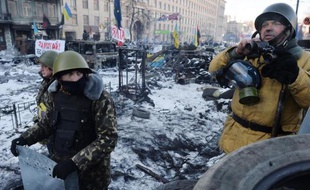 Des manifestants bloquent une rue dans le centre de Kiev le 31 janvier 2014.