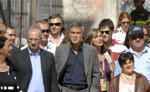 L'acteur George Clooney visite le centre historique de L'Aquila, en Italie, le 9 juillet 2009.