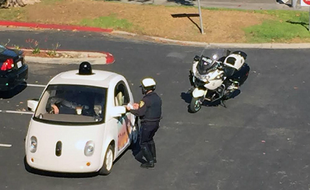 Une Google Car arrêtée pour une excès de lenteur en Californie, le 12 novembre 2015.