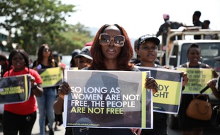 Une manifestation contre des violences policières faites aux femmes lors d'un raid dans une boîte de nuit en avril dernier, Abuja, le 10 mai 2019.