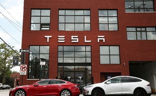 Des véhicules Tesla devant le showroom de la marque à New York.