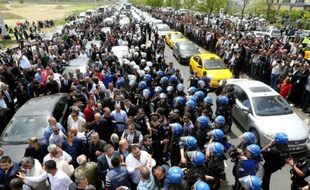 La police turque empêche des dissidents d'un parti de l'opposition de droite de se réunir pour destituer son chef historique, Devlet Bahceli, le 15 mai 2016 à Ankara