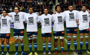 Les joueurs de Castres portent un maillot de soutien aux victimes de la tuerie de Charlie Hebdo le vendredi 9 janvier 2015.