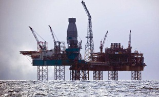 La plateforme de Total en mer du Nord, au large de l'Ecosse, le 3 avril 2012.