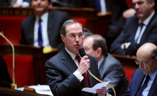 Le ministre de l'Intérieur Claude Guéant a qualifié vendredi le socialiste François Hollande de "suffisant" et il a écarté tout découragement de Nicolas Sarkozy, qui n'a "aucun doute sur sa victoire".