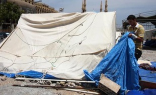 Après le discours du Premier ministre qatari, prononcé lors d'une cérémonie réunissant l'ensemble des dirigeants des deux camps qui ont négociaient à Doha depuis vendredi soir, M. Berri a annoncé que le campement installé depuis fin 2006 dans le centre de Beyrouth par l'opposition serait levé le jour même.
