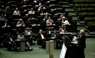 Le ministre iranien des Affaires étrangères Mohammad Javad Zarif défend l'accord sur le nucléaire au Parlement de Téhéran, le 21 juillet 2015