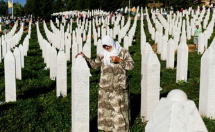 Une Bosniaque au mémorial de Potocari près de Srebrenica, le 11 juillet 2015