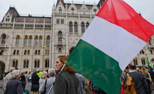 Un manifestant tient un drapeau national hongrois lors de la manifestation devant le Parlement hongrois, le jour du référendum de quotas de migrants hongrois.
Le dimanche 2 Octobre 2016, à Budapest, Hongrie.