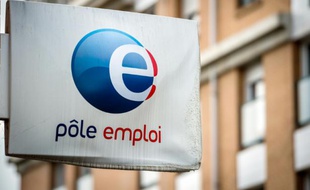 Photo prise le 30 juillet 2014 montrant le logo Pôle Emploi, à Villeneuve d'Ascq au nord de la France