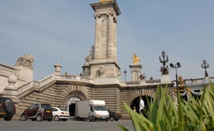 Victor, 26 ans, a chuté samedi matin du pont Alexandre III (8e).